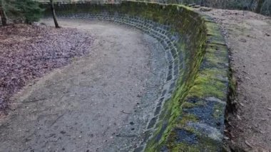 Sıçramalar ve artık enduro bisikletçileri için bisiklet pisti olarak kullanılan eski Bobsleigh pistinde atlama ve toprak toprak arazi bankları inşa edilmesi. Uçurumun üzerinde uzun uçuşlar