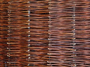 Hasır örgü, ortaçağ usulü bahçede söğüt kırmızısı çubukları örüyordu. Çiçek tarlalarının çiçek tarlalarını ayıran sırıklar vardı. Baharda, kış aylarında.