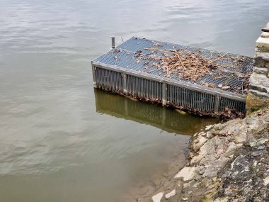 Gölcükler, su depoları ve beton baraj kuyusu. Akışı belirleyen kılavuz profiller, baraj borusunun altından akacak. Parmaklıklar ve köprüler suya açılıyor. servis taşı merdiveni