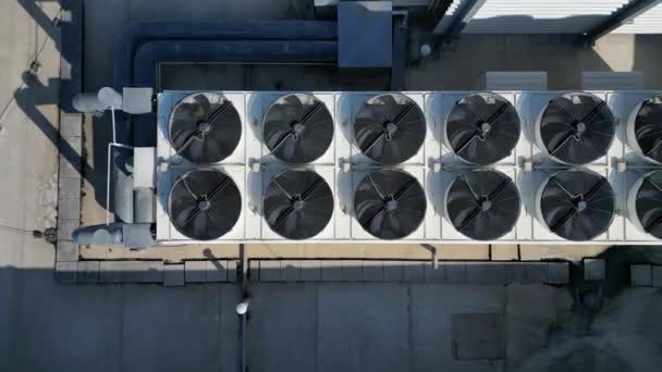 冷却ユニットは工業用またはエアコンで 主に工業用オペレーション 高角度のための貯蔵ホールの屋根上のファンと 施設を冷却するために夏に使用されます — ストック動画