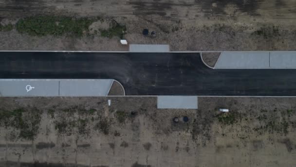 在本土土地上的田里建设 在那里 开发商将带网络和柏油路与土地分割 极简约的停车场 — 图库视频影像