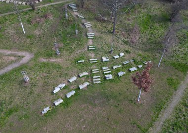 Oyun alanı engelli parkuru. Yılan şeklinde beton kemerlerin üzerinden atla. Çayırda bir sırada baş aşağı duran beton oluklar şeklinde. Tepedeki askeri eğitim alanında.