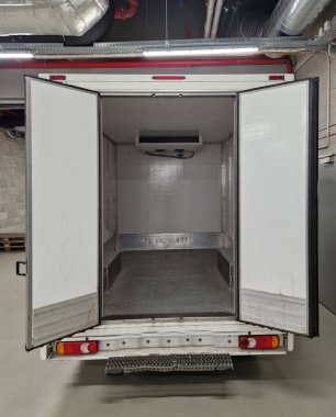 İç soğutmalı kamyon, yiyecek, et ve mutfak işleri için izole edilmiş ve hijyenik beyazdır. Teslimat minibüsü, sevkiyat, servis, açık kapı, rıhtım