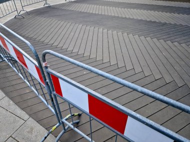 İnşaat alanı ve çitlerin hazırlanması. Mobil eskrimle halka açık etkinlikler ve konserler düzenlemek. Bir koridor oluşturmak için organizatör ve sorumlu kişi