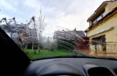 Arabada beklemek ve yağmuru izlemek çoğu insan için sinir bozucudur. Şemsiyeni unutuyorsun ve ön camdan akan damlalara, yağmur damlalarına bakmayı tercih ediyorsun.