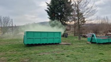 Yeşil dumanın çıktığı kimyasal zehirli atık dolu bir konteynır. Biyolojik atık konteynırında radyoaktif atık. Şoförlerden biri kokuyla canını sıkıyor. Gübreleme, askeri baca.,