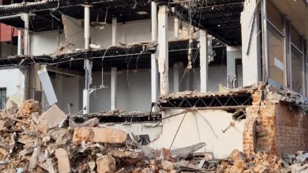 Aardbevingen Verwoestten Huizen Worden Opgeruimd Door Graafmachines Met Speciale Tangen — Stockvideo