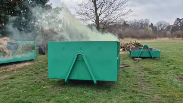 Behållare Med Kemiskt Giftigt Avfall Från Vilket Grön Rök Kommer — Stockvideo