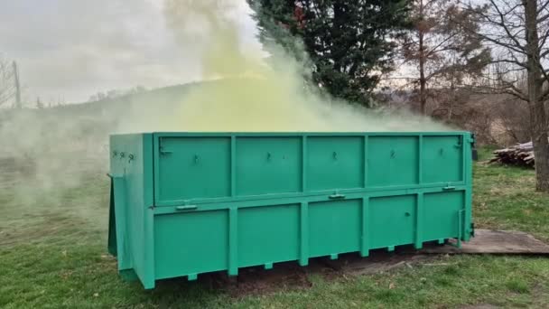 Récipient Contenant Des Déchets Chimiques Toxiques Qui Dégagent Fumée Verte — Video
