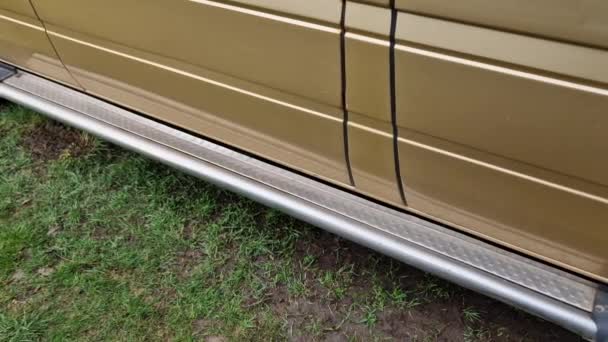 进入客车时 车上的金属门槛会有帮助 必须具有同源性 并具有良好的铬风格 黄金漆器 — 图库视频影像