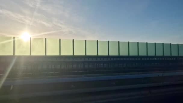 Hangálló Fal Kék Edzett Üvegből Egy Autópálya Hídon Fémgerendákba Ágyazva — Stock videók