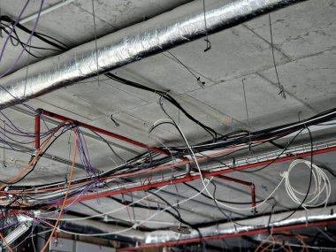 Bir deponun veya endüstriyel salon ve ofisin tavanının tamiri. Yükselen elektrik kabloları. Su dağıtımından yangın hortumlarına. veri kabloları
