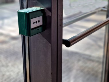 Mağazanın arka kapısı ya da kapı kolu olan bir depo. Tahliye kapısı kolu, panik yangın düğmesi. Tehlike anında tek yapman gereken yatay itmek ve itmek.,