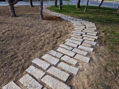 Stonesor stepstone 'lar doğaçlama bir yol oluşturmak için dizilmiş taşlardır. Bu da apedestrian' ın akrebi gibi doğal bir su yolundan geçmesine izin verir.
