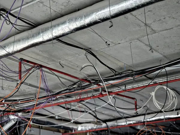 Bir deponun veya endüstriyel salon ve ofisin tavanının tamiri. Yükselen elektrik kabloları. Su dağıtımından yangın hortumlarına. veri kabloları