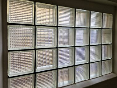 Cam bloklar, örneğin, bir duş duvarı olarak kullanılabilir - ama aynı zamanda görünümü engellerken - bir iç duvar ya da pencere değiştirme olarak - fakat ışığın geçmesine izin vermek