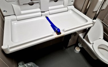 Tuvaletteki bebekler için değişim masası belki de alışveriş merkezindeki her şeyden daha önemlidir. Kadınların ve çocuklarının ihtiyaçlarını düşünmek iyidir.