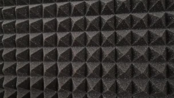 ドアの詰物および記録スタジオのための反騒音材料 明確にされたピラミッド パターンが付いている泡 アパート 映画館 スエード 装飾の音波を粉砕するパディング — ストック動画