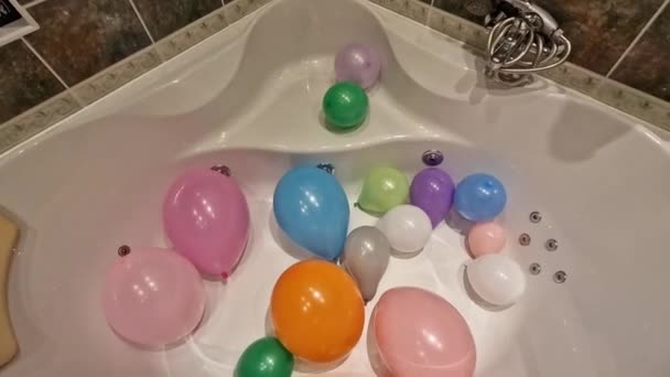 孩子们在浴缸里玩充气气球 带有涡流喷射机的豪华角落浴池 跳进这个空浴缸里 — 图库视频影像