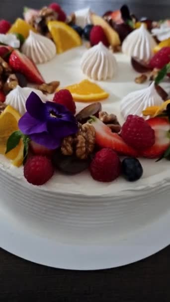 Biała Kremowa Tort Spiralami Przegrzebkami Owoce Kwiaty Cynamon Lekarstwo Jako — Wideo stockowe