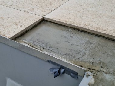 Kaldırımın altındaki düzeltilebilir hedef terasın çok basit ve hızlı bir şekilde kurulmasını sağlıyor. Üssün büyük çapı büyük bir istikrar sağlar.,