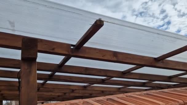 Terraço Com Pérgula Madeira Telhado Plexiglass Videiras Estão Tensas Rastejar — Vídeo de Stock