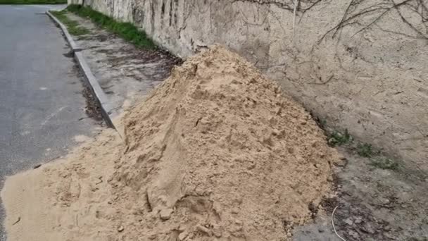 Auf Der Straße Liegt Ein Zusammengefalteter Haufen Sand Oder Roter — Stockvideo
