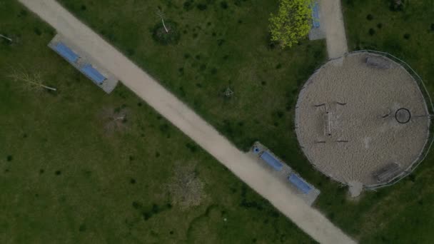 Ngiliz Tarzı Bir Parkta Gölün Kıyısında Kemer Şeklinde Park Yolları — Stok video