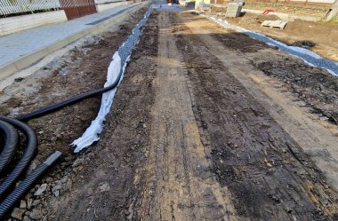 Değirmenli yüzeye yerleştirilen geometri, 100 kN 'lik yüksek bieksenel gerilme gücüyle asfalt örtüsünü engelliyor ve böylece hizmet ömrünü önemli ölçüde uzatıyor. Önemli bir katkısı var. 