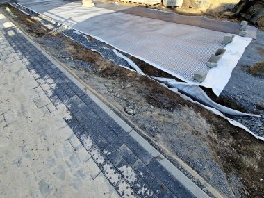 Değirmenli yüzeye yerleştirilen geometri, 100 kN 'lik yüksek bieksenel gerilme gücüyle asfalt örtüsünü engelliyor ve böylece hizmet ömrünü önemli ölçüde uzatıyor. Önemli bir katkısı var. 