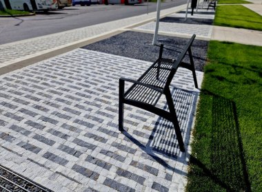 Toprağı hazırlamak, çim ekmek için toprağı tartmak. Yeni dikilmiş ağaçlar üç kazıkla güvenceye alınır. Çim, çimen, yeşil
