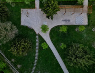 Dört parçaya bölünmüş trambolin çocuklar için jimnastik aracı olarak kullanılabilir. Meydanlar güvenlik ağları, insansız hava aracı, yüksek açı ve üst görüş olmadan çevredeki arazinin seviyesindedir.