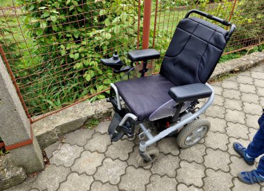 joystickli tekerlekli sandalye ciddi şekilde hasta ve özürlü insanlar için tek seçenek. Kiralık araç, başka bir deyişle pahalı pilli nakliye cihazının çözümü. Bekleyen çocuk ayakkabılarının ayakları