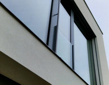 Paslanmaz çelik raylar kullanarak alüminyum mobil iskelelerden hazır çapalar yerleştirdik. Korkuluklar sertleştirilmiş, yapıştırılmış güvenlik filminden yapılmıştır ve pencere açıldığında çocukların düşmesini önler.