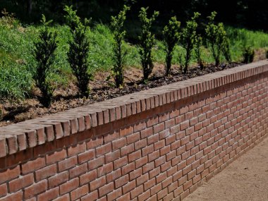 Metal bacaklı bir meşe kirişinin oluşturduğu devasa ahşap bir bankın bulunduğu birkaç katlı tuğla duvarlar. Profesyonel bir duvarcı tarafından yapılmış yeni teraslar..