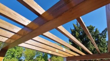 Otobüs durağının ahşap yapısı, çardak pergola barınağı. Çatı ve duvarlar polikarbonat pleksiglas camla kaplı. Paslanmaz çelik konnektörlerle sabitlenmiş. Tavan camı güneşlik.