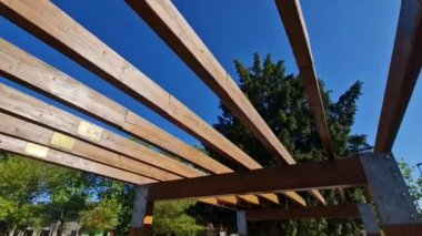 Otobüs durağının ahşap yapısı, çardak pergola barınağı. Çatı ve duvarlar polikarbonat pleksiglas camla kaplı. Paslanmaz çelik konnektörlerle sabitlenmiş. Tavan camı güneşlik.