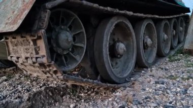 Tank, nehir yatağını geçtikten sonra kumlu bir sahilde çelik bir sütuna çarpmış. Anti-dron brandası ve tekerleklerle gizlenmiş bir istila gücü.