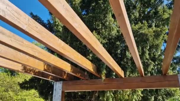 Holzkonstruktion Der Bushaltestelle Unterstand Einer Laubenlaube Dach Und Wände Sind — Stockvideo
