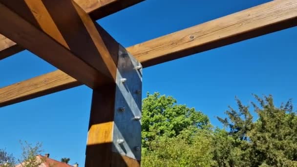 Drewniana Konstrukcja Przystanku Autobusowego Schronienie Altanki Pergola Dach Ściany Pokryte — Wideo stockowe