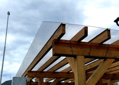 Otobüs durağının ahşap yapısı, çardak pergola barınağı. Çatı ve duvarlar polikarbonat pleksiglas camla kaplı. Paslanmaz çelik konnektörlerle sabitlenmiş. Tavan camı güneşlik.