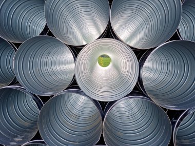 Paslanmaz çelik, kil esnek baca. Tek mermili gaz borusu. Temiz bir duman ve baca gazı geçişi sağlar. Yuvalanmış kepek yığını dairesel desenli parlak bir çarşaf içinde üst üste. 