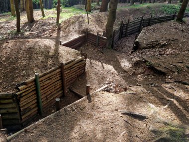 Dallanan hendek yolları ormanlık araziye doğru derinleşiyor. Duvarların döşemesi askerleri toprağın altında ezilmekten koruyor. Savaş stratejisi müzesi