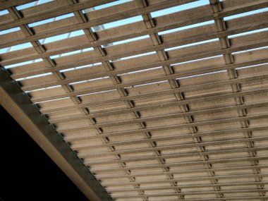 Köprünün yüzeyi, yüzeyde pürüzlü olan dayanıklı plastikten yapılmış bir ızgaradan yapılmıştır. Böylece yağmurda bile kaymaz. Biraz şeffaf.