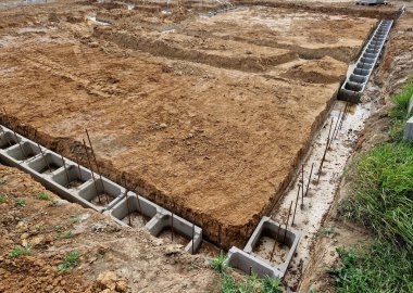 Köprü önü tünelinde bir çentik tutuyordu. Beton kaplı istinat duvarı sahte, optik güzellikte duvarlarla kaplı. İçi boş tuğlalarla çevrili çitler. Kablolar, korkuluklar, çelik, toprak.