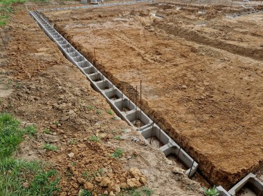 Köprü önü tünelinde bir çentik tutuyordu. Beton kaplı istinat duvarı sahte, optik güzellikte duvarlarla kaplı. İçi boş tuğlalarla çevrili çitler. Kablolar, korkuluklar, çelik, toprak.