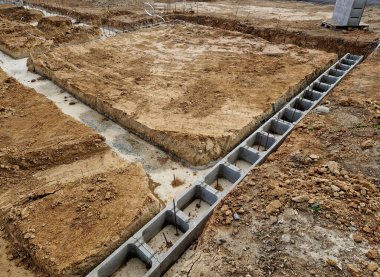 Köprü önü tünelinde bir çentik tutuyordu. Beton kaplı istinat duvarı sahte, optik güzellikte duvarlarla kaplı. İçi boş tuğlalarla çevrili çitler. Kablolar, korkuluklar, çelik, toprak.