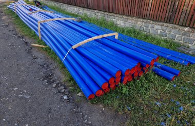 Gaz ve su için boru hattı deposu. Binaların yeniden inşası için çok daha büyük çaplı borular..