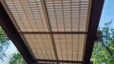 Köprünün yüzeyi, yüzeyde pürüzlü olan dayanıklı plastikten yapılmış bir ızgaradan yapılmıştır. Böylece yağmurda bile kaymaz. Biraz şeffaf.