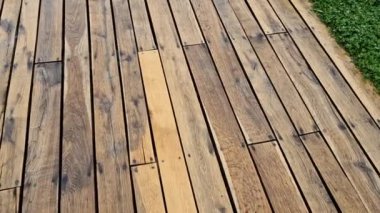 Terasın yağlı boyayla doldurulması. Boyamadan önce ve uygulamadan sonra renk değişir. Tahtaların parlak ve parlak bir yapısı var ve tahtanın yapısı vurgulanıyor. hava koruması